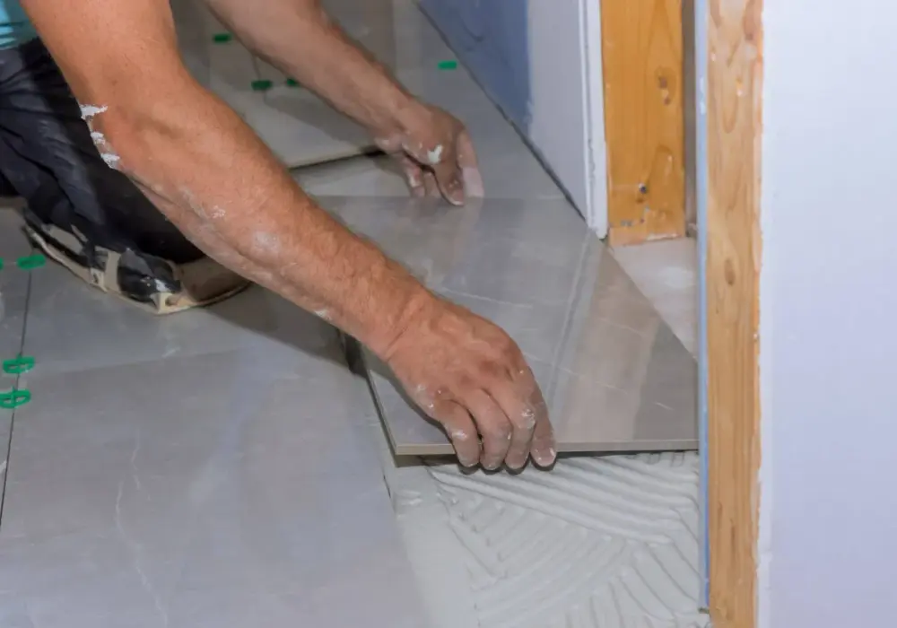 Jak wykończyć płytki przy futrynie - poradnik DIY