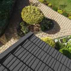 Czym pokryć dach domku na działce, aby uniknąć wysokich kosztów?