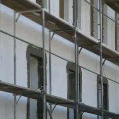 Budowa domu z bloczków styropianowych. Rusztowania i otwory okienne. Sprawdź styropapa montaż cennik.