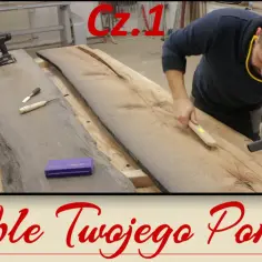 Stolarz używa zrywicy do drewna, by oczyścić blat z trocin. W tle widać narzędzia i odkurzacz.