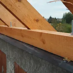 Drewniana belka, czyli murłata, jest przykręcana do betonowego wieńca. To kluczowy element konstrukcji dachu.
