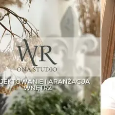 Portret kobiety z blond włosami, obok kompozycja z suszonych traw i logo "WR ONA STUDIO".