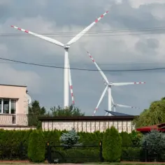 Dlaczego wiatraki mają 3 łopaty? Odkryj ich tajemnice i zalety