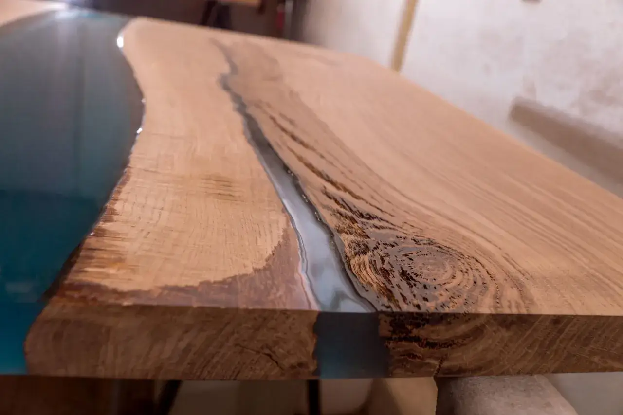 Stół z drewna i żywicy epoksydowej, gdzie najlepsza żywica epoksydowa do drewna tworzy efekt rzeki.
