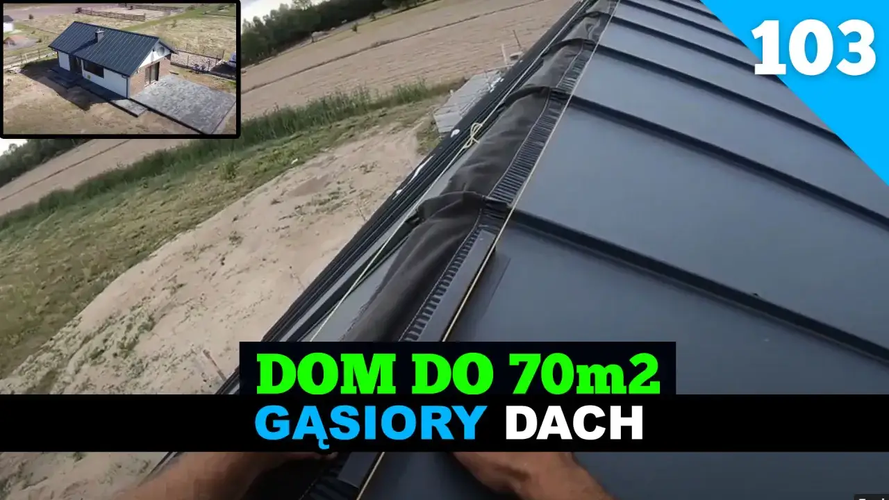 Zaginanie blachy na rąbek na dachu domu do 70m2. Widok z góry na dachówkę i otoczenie.
