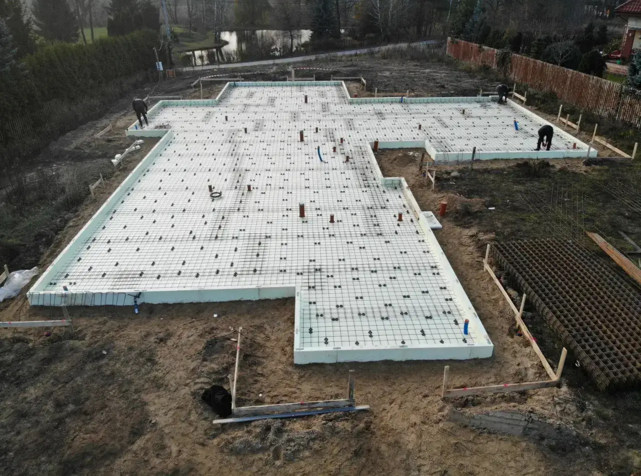 Płyta fundamentowa z polistyrenu ekstrudowanego (XPS) i zbrojenia to nowoczesny sposób, czym zabezpieczyć fundament przed wilgocią i utratą ciepła.
