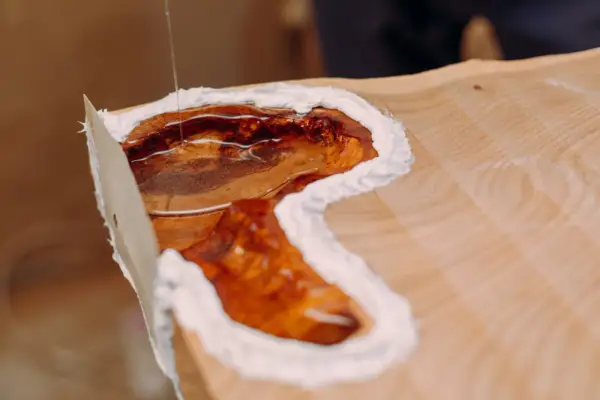 Żywica epoksydowa na ścianę - Poradnik DIY i jak uniknąć błędów