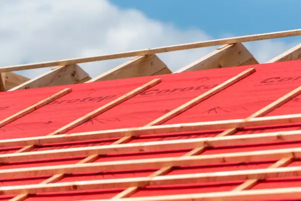 Rozstaw łat pod dachówkę - fundament trwałego i szczelnego dachu