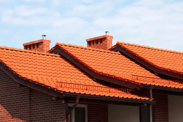 Dachówka ceramiczna - czy to wybór na 100 lat? Koszty i fakty
